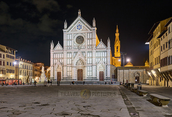 night shot of illuminated Basilica di Santa Croce di Firenze