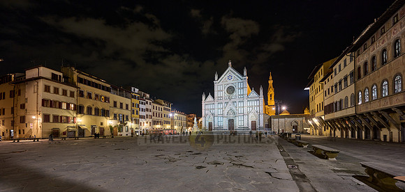 night shot of illuminated Basilica di Santa Croce di Firenze