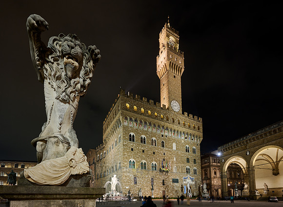 night shot of illuminated Palazzo Vecchio with lion figure