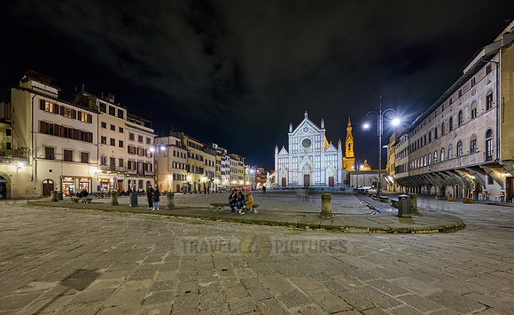night shot of illuminated Basilica di Santa Croce di Firenze