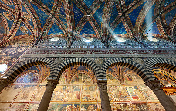 Innenaufnahme mit Fresken der Duomo di Santa Maria Assunta, San Gimignano  | The interior of the Collegiata di Santa Maria Assunta. Duomo Cathedral,  San Gimignano|