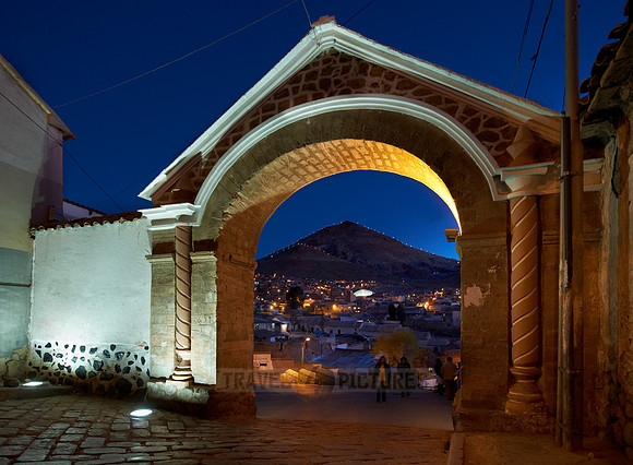 night shot of Arco de Cobija