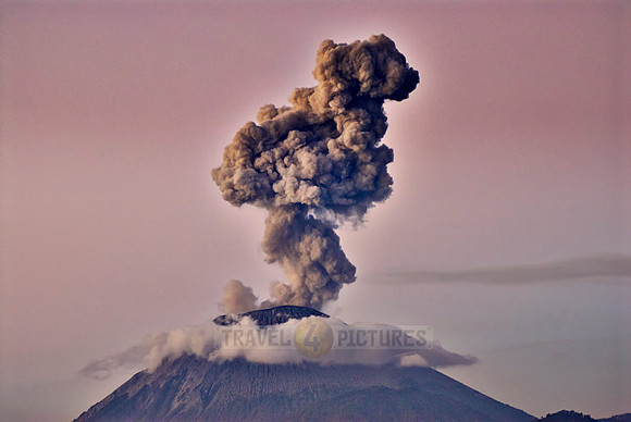 eruption of vulcano Semeru