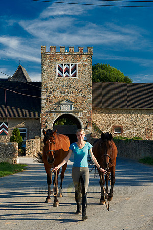 young lady with horses in front of Holzheim castle