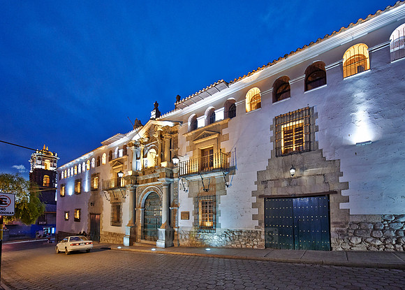 night shot of Casa de la Moneda