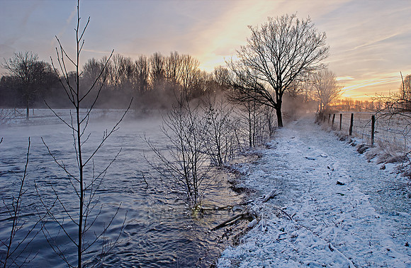 landscape shots of the Roer River in winter
