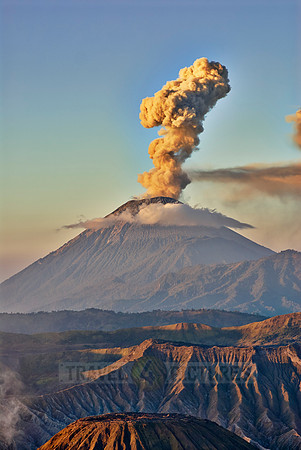 eruption of vulcano Semeru