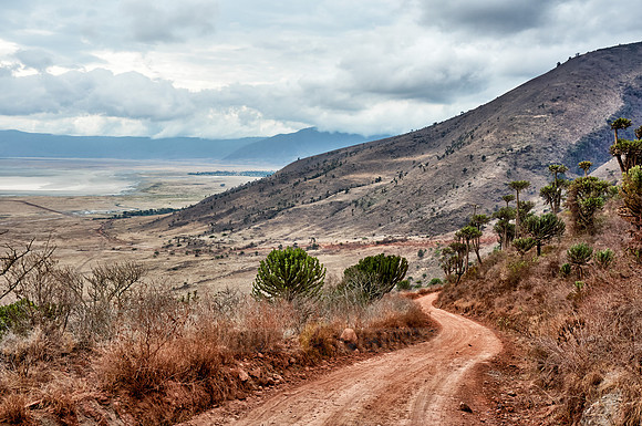 road from the rim into the Ngorongoro crater