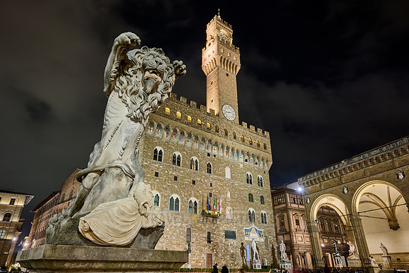 night shot of illuminated Palazzo Vecchio with lion figure
