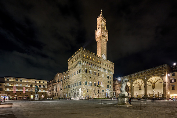 night shot of illuminated Palazzo Vecchio