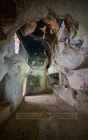 Hoehlenraeume im Keslik Kloster.  |cave dwellings in Keslik Monastery|
