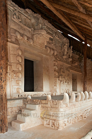 shape of a monster-like mouth El Trono