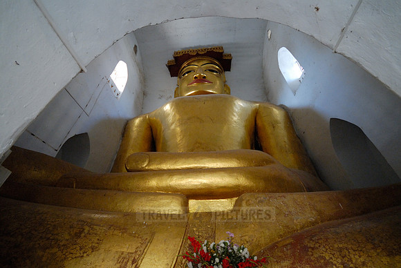 cramped Buddha statue in Ma-nu-ha temple