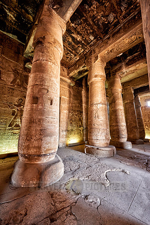 room with columns in Temple of Seti I