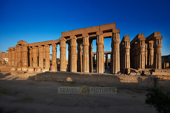 hypostle hall with closed papyrus columns