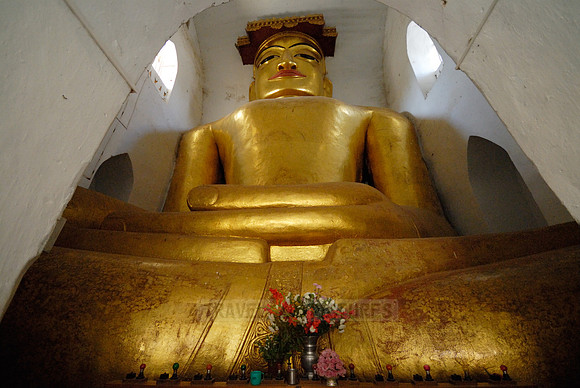 cramped Buddha statue in Ma-nu-ha temple