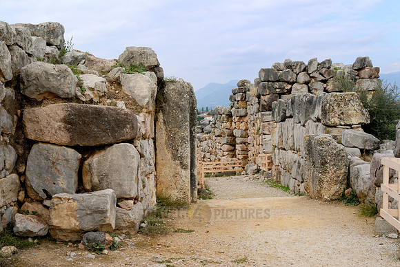 cyclopes walls and castle of Tiryns
