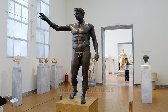 Bronze statue Ephebe by Antikythera depicts Paris or Perseus
