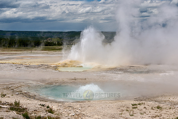 Fountain Geyser in Yellowstone Lower Geyser Basin