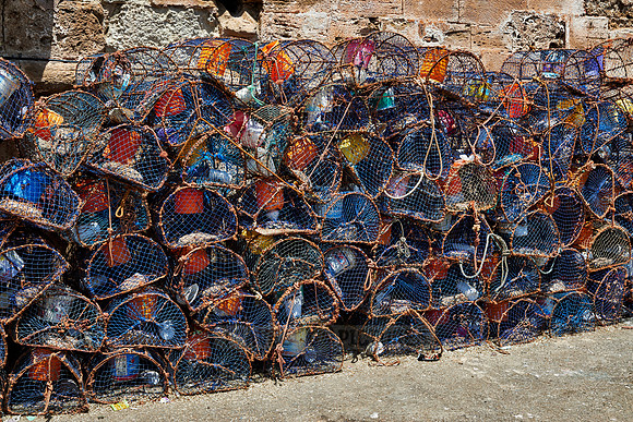 Stapel Reusen im Hafen von Essaouira |stabel of weirs in harbor of Essaouira|