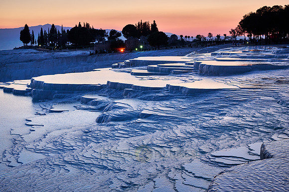 Sonnenuntergang hinter  Kalksinterterrassen von Pamukkale  |sunset behind Pamukkale travertine terraces|