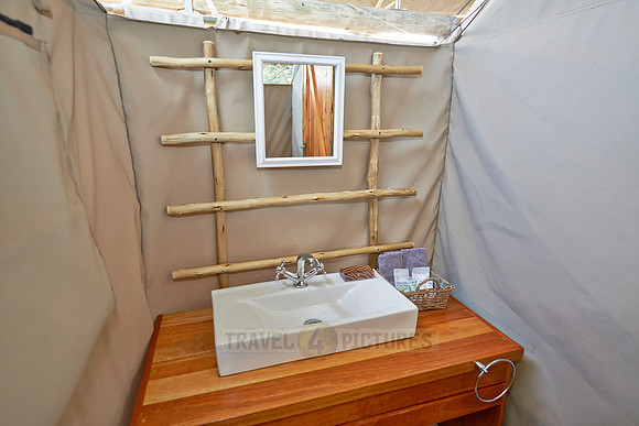 bathroom of room in Polentswa Tented Camp