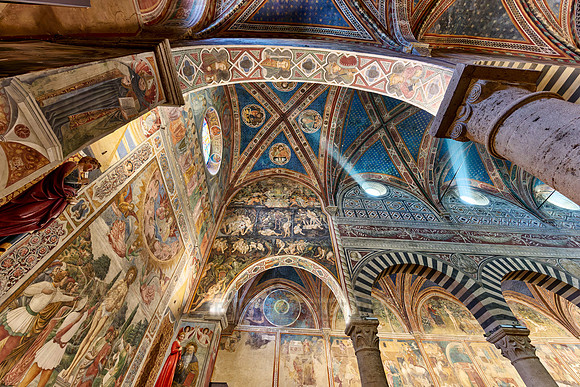 Innenaufnahme mit Fresken der Duomo di Santa Maria Assunta, San Gimignano  | The interior of the Collegiata di Santa Maria Assunta. Duomo Cathedral,  San Gimignano|