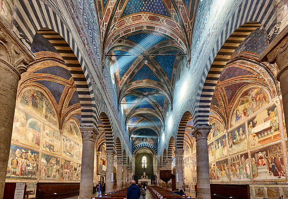 Innenaufnahme mit Fresken der Duomo di Santa Maria Assunta, San Gimignano  | The interior of the Collegiata di Santa Maria Assunta. Duomo Cathedral,  San Gimignano|