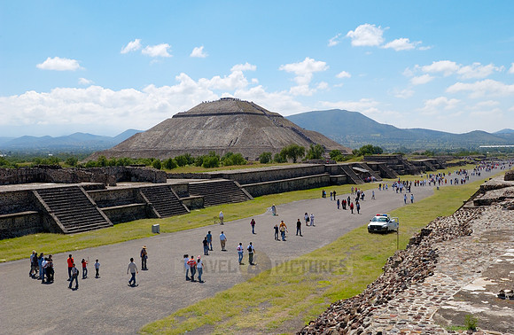 the Avenue of the Dead and the Pyramid of the Sun