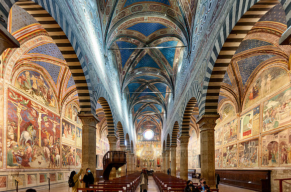 Innenaufnahme mit Fresken der Duomo di Santa Maria Assunta, San Gimignano  | The interior of the Collegiata di Santa Maria Assunta. Duomo Cathedral,  San Gimignano|