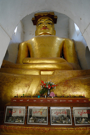 cramped Buddha statue in Ma-nu-ha temple