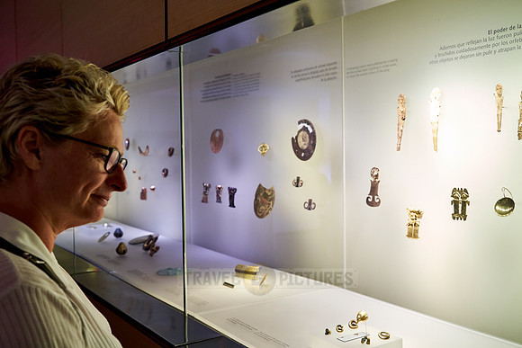 tourists looking in cabinet in Museo del Oro