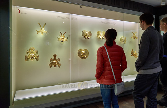 tourists looking in cabinet in Museo del Oro