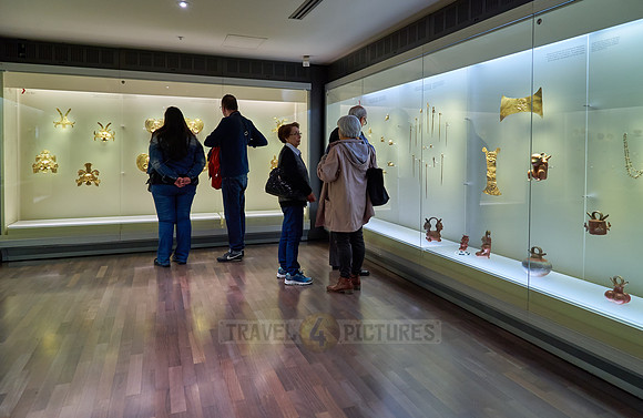 tourists looking in cabinet in Museo del Oro