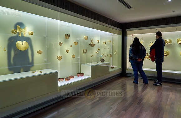 tourists looking in cabinet in Museo del Oro