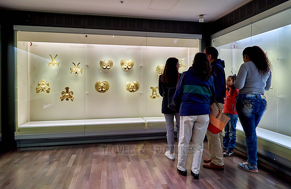 tourists looking in cabinet in Museo del Oro