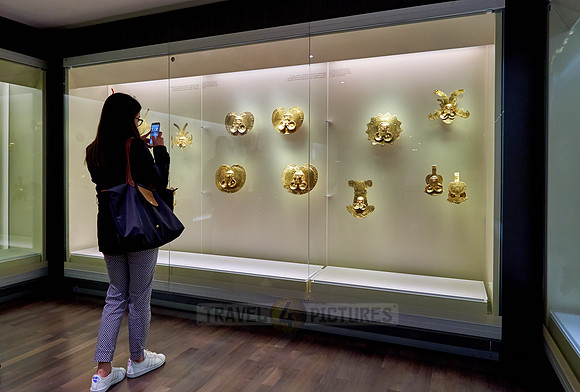 tourists looking in cabinet in Museo del Oro