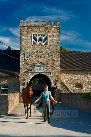 young lady with horses in front of Holzheim castle