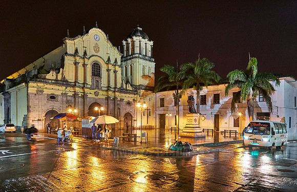 night shot of Iglesia de San Francisco
