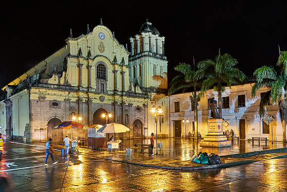 night shot of Iglesia de San Francisco