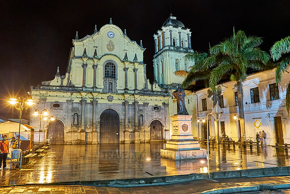 night shot of Iglesia de San Francisco