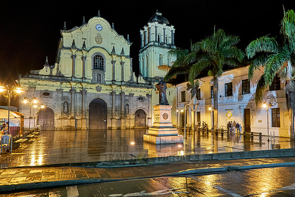 night shot of Iglesia de San Francisco
