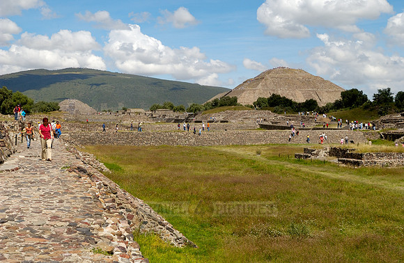 the Avenue of the Dead and the Pyramid of the Sun