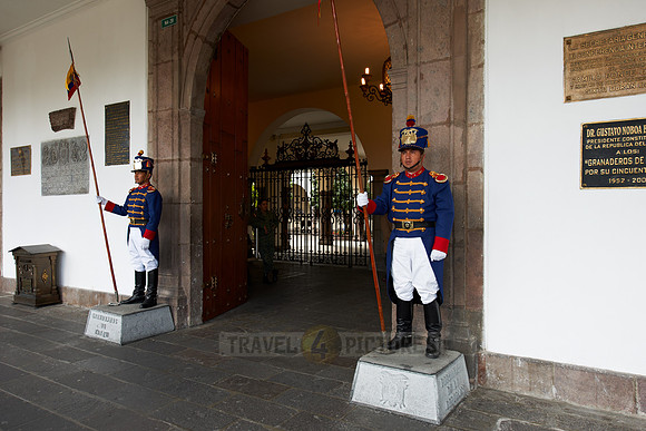 traditionelle Wachen am Praesidentenpalast |traditional guards at President House|