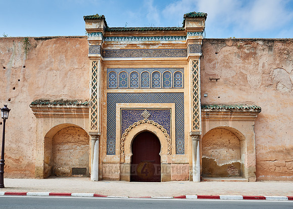 outside wall and gate of kings palace
