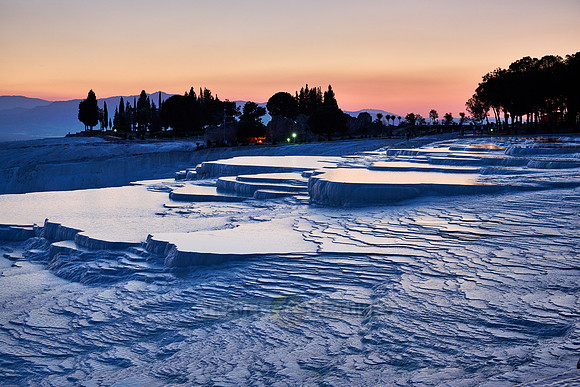 Sonnenuntergang hinter  Kalksinterterrassen von Pamukkale  |sunset behind Pamukkale travertine terraces|