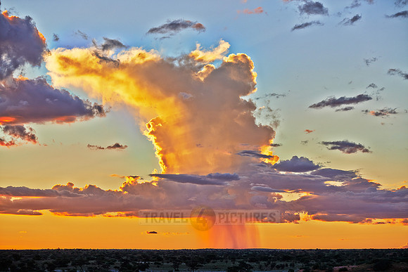 Regenwolken ueber dem Kgalagadi Transfrontier Park  |rain clouds over Kgalagadi Transfrontier Park|
