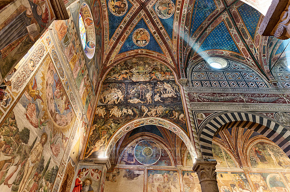 Innenaufnahme mit Fresken der Duomo di Santa Maria Assunta, San Gimignano  | The interior of the Collegiata di Santa Maria Assunta. Duomo Cathedral,  San Gimignano|