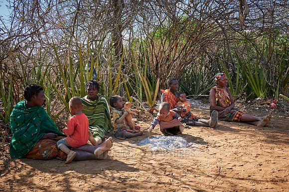group of women of Hasabe tribe
