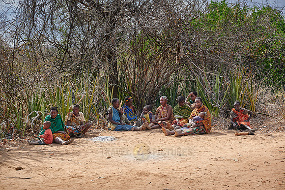 group of women of Hasabe tribe